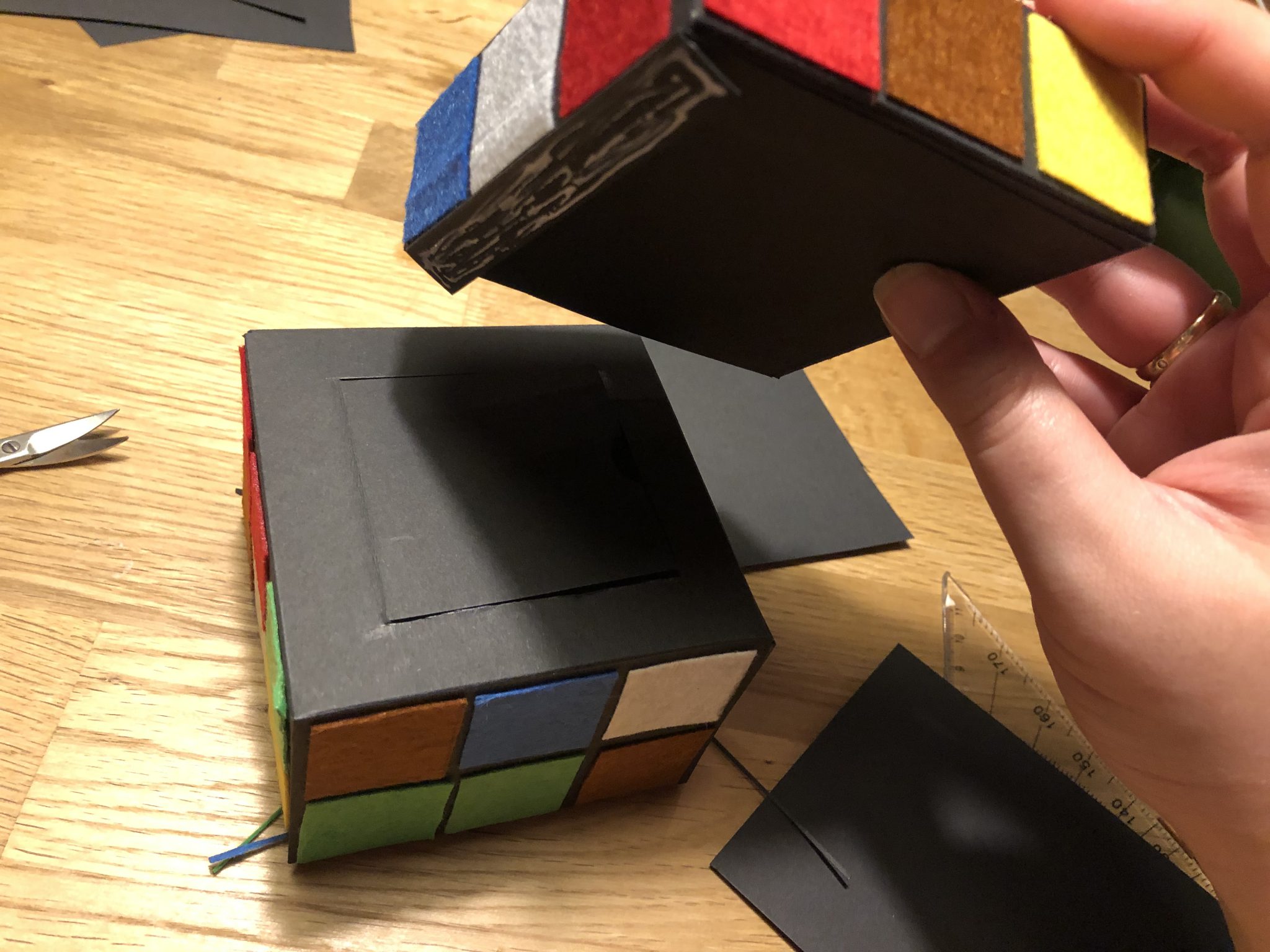 Tyatiyzn Horror Zauberwürfel-Box Mit Sockel - Gruseliges 3D Puzzle & Deko Für Halloween & Sammler